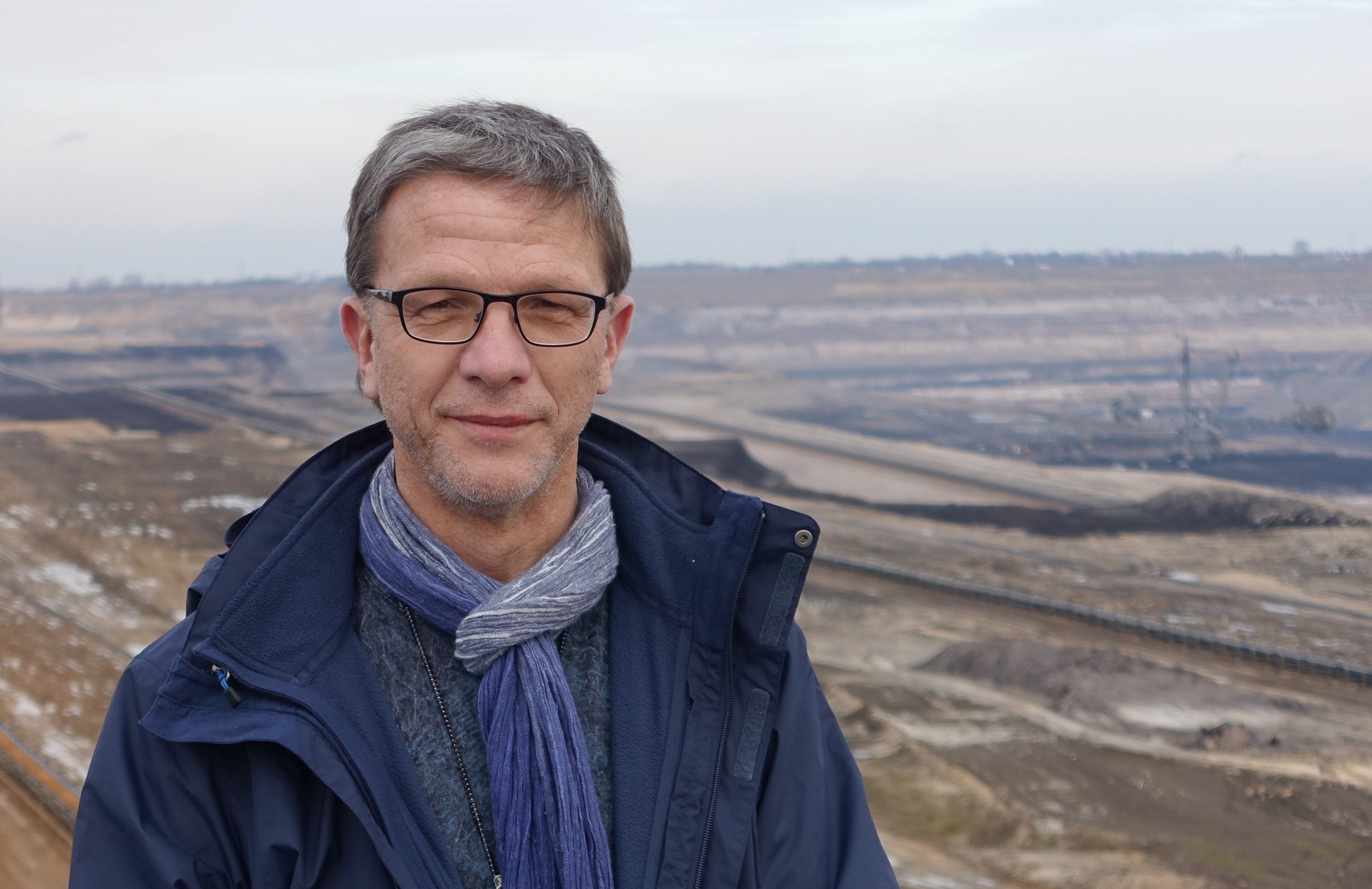 Thomas Burchardt vor Tagebau im Rheinland